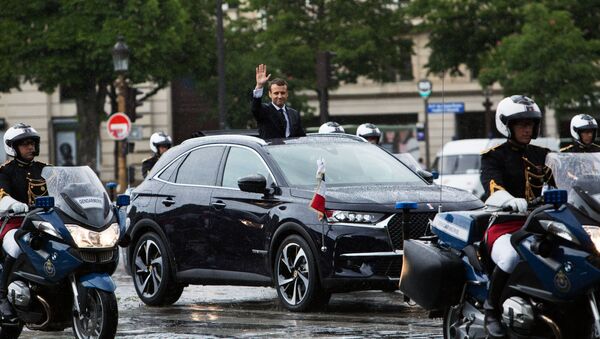 الرئيس الفرنسي إيمانويل ماكرون في سيارة الموكب الرئاسي  قبل مراسم تنصيبه في باريس - سبوتنيك عربي