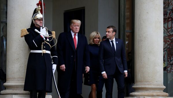 الرئيس الفرنسي إيمانويل ماكرون وزوجته بريجيت ماكرون يرافقان الرئيس الأمريكي دونالد ترامب والسيدة الأولى ميلانيا ترامب أثناء مغادرتهما قصر الإليزيه في باريس - سبوتنيك عربي