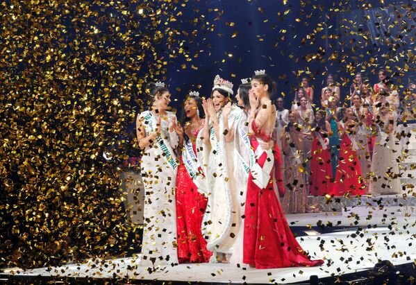 الفنزويلية مريم كلاريت فلزكو غارسيا الفائزة في مسابقة الجمال ملكة جمال الأمم - 2018 في طوكيو، اليابان محاطة بوصيفاتها - سبوتنيك عربي