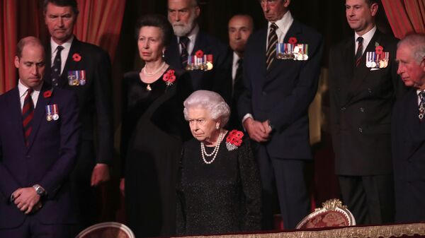 الملكة إليزابيث ملكة بريطانيا وكبار أفراد الأسرة المالكة احتفالا بالذكرى المئوية للحرب العالمية الأولى - سبوتنيك عربي