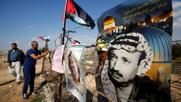 ملصقات للرئيس الفلسطيني الراحل ياسر عرفات قرب الخليل في الضفة الغربية المحتلة - سبوتنيك عربي