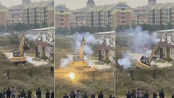رجل يتغلب على حفارة ضخة ويسقطها أرضا بألعاب نارية - سبوتنيك عربي
