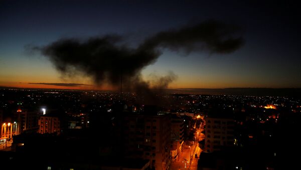 دخان يتصاعد بعد غارة جوية إسرائيلية على مدينة غزة - سبوتنيك عربي