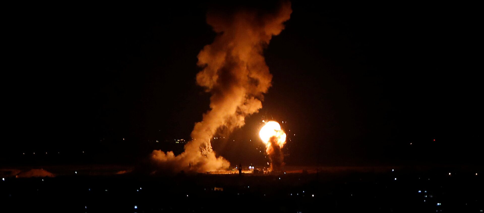دخان ولهب خلال غارة جوية إسرائيلية في غزة - سبوتنيك عربي, 1920, 03.11.2021