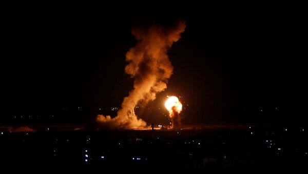 دخان ولهب خلال غارة جوية إسرائيلية في غزة - سبوتنيك عربي
