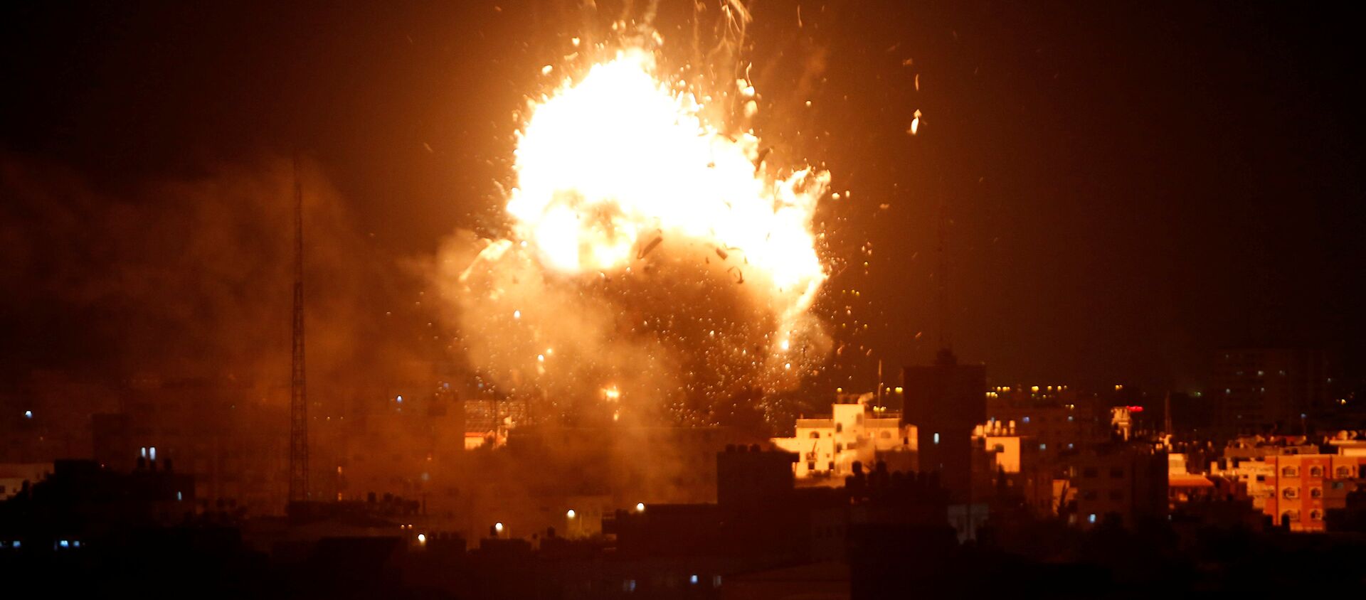 انفجار خلال غارة جوية إسرائيلية على محطة تلفزيون حماس في مدينة غزة - سبوتنيك عربي, 1920, 17.06.2021