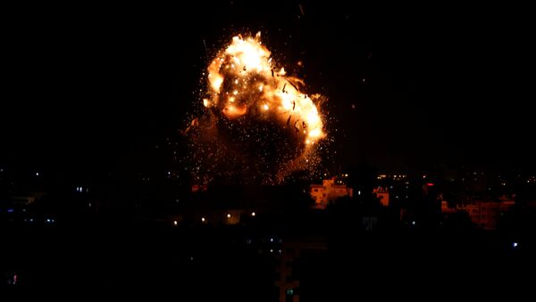 انفجار خلال غارة جوية إسرائيلية على محطة تلفزيون حماس في مدينة غزة - سبوتنيك عربي