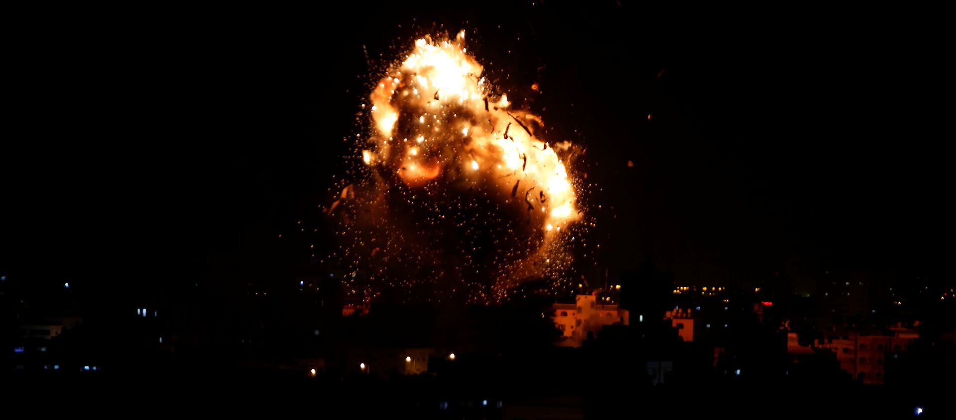 انفجار خلال غارة جوية إسرائيلية على محطة تلفزيون حماس في مدينة غزة - سبوتنيك عربي, 1920, 16.04.2021