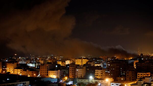 انفجار خلال غارة جوية إسرائيلية على محطة تلفزيون حماس في مدينة غزة - سبوتنيك عربي
