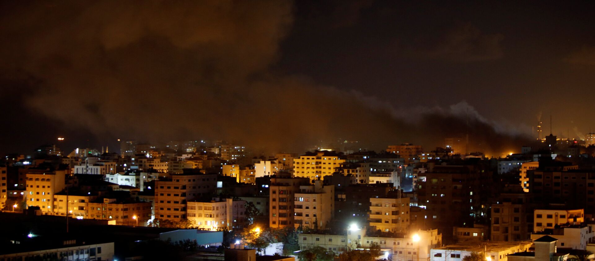 انفجار خلال غارة جوية إسرائيلية على محطة تلفزيون حماس في مدينة غزة - سبوتنيك عربي, 1920, 22.01.2019