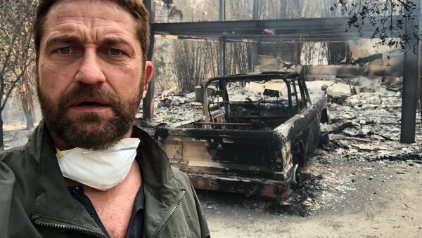 الممثل جيرارد باتلر يقف أمام منزله الذي احترق في حريق كاليفورنيا الهائل - سبوتنيك عربي