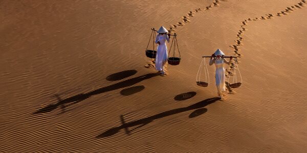 صورة بعنوان فتاتا الكثبان الرملية، للمصور تشين ليونغ تيو، مرشحة لقائمة توب-50 في فئة هواة المناظر الطبيعية - سبوتنيك عربي
