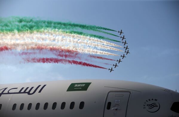 عرض جوي لفريق الطيران فريسي تريكولوري الإيطالي، خلال العرض الجوي الدولي (2018 Bahrain International Airshow) في القاعدة الجوية الصخير في بحرين - سبوتنيك عربي