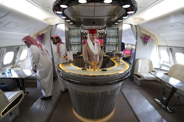 زوار وضيوف داخل طائرة أيرباص أ380 التابعة لشركة الطيران Emirates Airlines الإمارتية، خلال العرض الجوي الدولي (2018 Bahrain International Airshow) في القاعدة الجوية الصخير في بحرين - سبوتنيك عربي