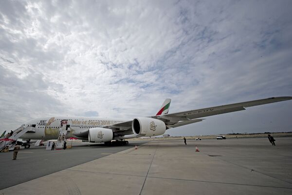 أكبر طائرة ركاب في العالم أيرباص أ380 الإماراتية، خلال العرض الجوي الدولي (2018 Bahrain International Airshow) في القاعدة الجوية الصخير في بحرين - سبوتنيك عربي