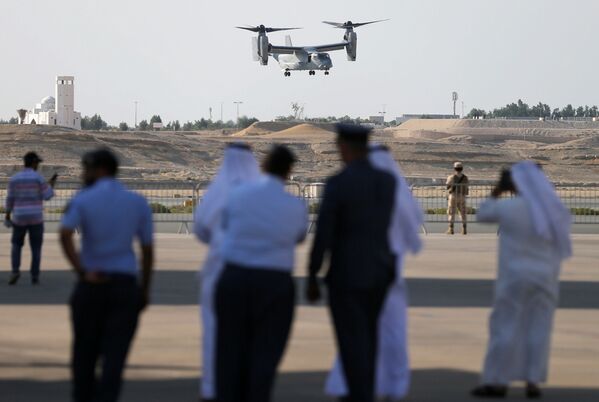 زوار وضيوف يشاهدون عرضا جويا لطائرة إم في-22 (USMC MV-22) الأمريكية، خلال العرض الجوي الدولي (2018 Bahrain International Airshow) في القاعدة الجوية الصخير في بحرين - سبوتنيك عربي