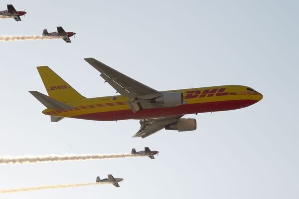 طائرة شحن دي إتش أل (DHL) من طراز بوينغ 767 تنفذ استعراضا جويا، خلال العرض الجوي الدولي (2018 Bahrain International Airshow) في القاعدة الجوية الصخير في بحرين - سبوتنيك عربي