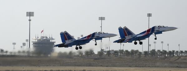 فريق الاستعراض الجوي روسكيي فيتيازي (الفرسان الروس سو-27) التابعة للقوات الجوية الروسية، خلال العرض الجوي الدولي (2018 Bahrain International Airshow) في القاعدة الجوية الصخير في بحرين - سبوتنيك عربي