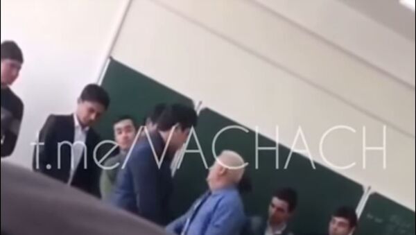 معلم يقسو على طلابه داخل الصف - سبوتنيك عربي