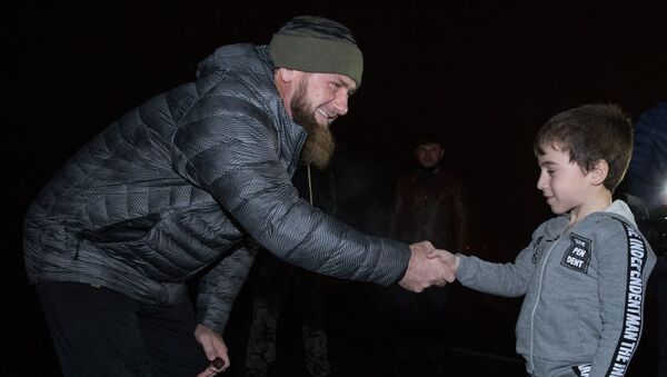 الطفل الشيشاني، رحيم كورييف، من قرية دوبا-يورت الشيشانية قام بـ4105 تمرين ضغط دون انقطاع بوقت قدره ساعتين و25 دقيقة - سبوتنيك عربي
