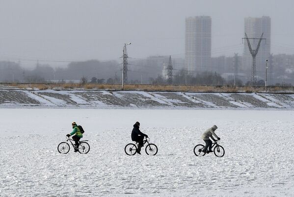 أشخاص يركبون الدراجات الهوائية على جليد بحيرة نوفوسيبيرسك الروسية - سبوتنيك عربي