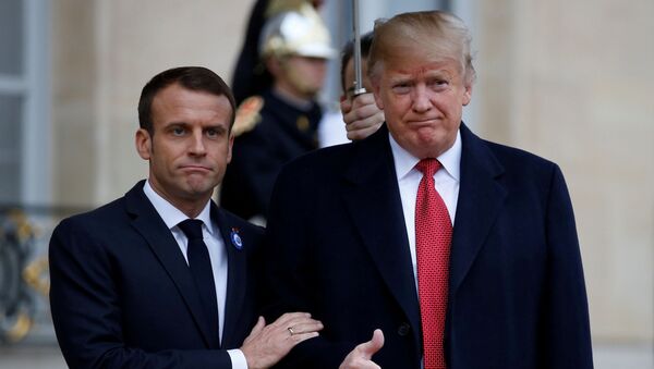 الرئيس الفرنسي إيمانويل ماكرون يرحب بالرئيس الأمريكي دونالد ترامب في باريس، فرنسا 10 نوفمبر/ تشرين الثاني 2018 - سبوتنيك عربي