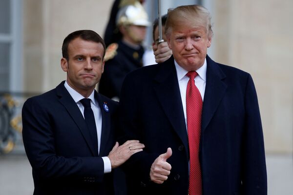 الرئيس الفرنسي إيمانويل ماكرون يرحب بالرئيس الأمريكي دونالد ترامب في باريس، فرنسا 10 نوفمبر/ تشرين الثاني 2018 - سبوتنيك عربي
