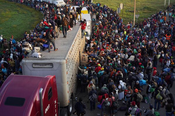 قافلة من آلاف من المهاجرين على حدود المكسيك، يتجهون إلى حدود الولايات المتحدة الأمريكية 12 نوفمبر/ تشرين الثاني 2018 - سبوتنيك عربي