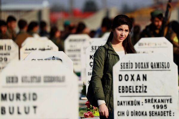 امرأة، أحد أفراد قوات سوريا الديموقراطية ،تزور قبر رفيقها الذي قتل في مدينة القامشلي شمال سوريا 11 نوفمبر/ تشرين الثاني 2018 - سبوتنيك عربي