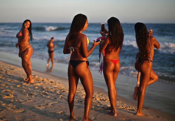 فتيات يلتقطن صورا على شاطئ ريو دي جانيرو، البرازيل 13 نوفمبر/ تشرين الثاني 2018 - سبوتنيك عربي
