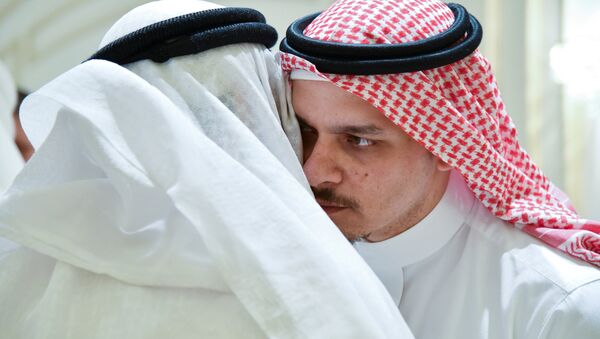 صلاح خاشقجي نجل الصحفي السعودي جمال خاشقجي يستقبل المعزين بمنزلهم في جدة - سبوتنيك عربي