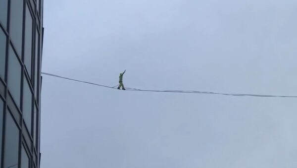 رجل يسير على حبل على ارتفاع شاهق ويقع (فيديو) - سبوتنيك عربي