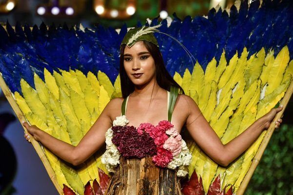 تصميم الكولومبية كاميلا غونزاليس خلال عرض الأزياء البيئي في مدينة كالي، كولومبيا 17 نوفمبر/ تشرين الثاني 2018 - سبوتنيك عربي
