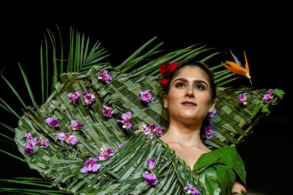 تصميم الكولومبية إستيفانا روسي خلال عرض الأزياء البيئي في مدينة كالي، كولومبيا 17 نوفمبر/ تشرين الثاني 2018 - سبوتنيك عربي