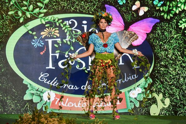 تصميم الكولومبية سول سالغيرو خلال عرض الأزياء البيئي في مدينة كالي، كولومبيا 17 نوفمبر/ تشرين الثاني 2018 - سبوتنيك عربي