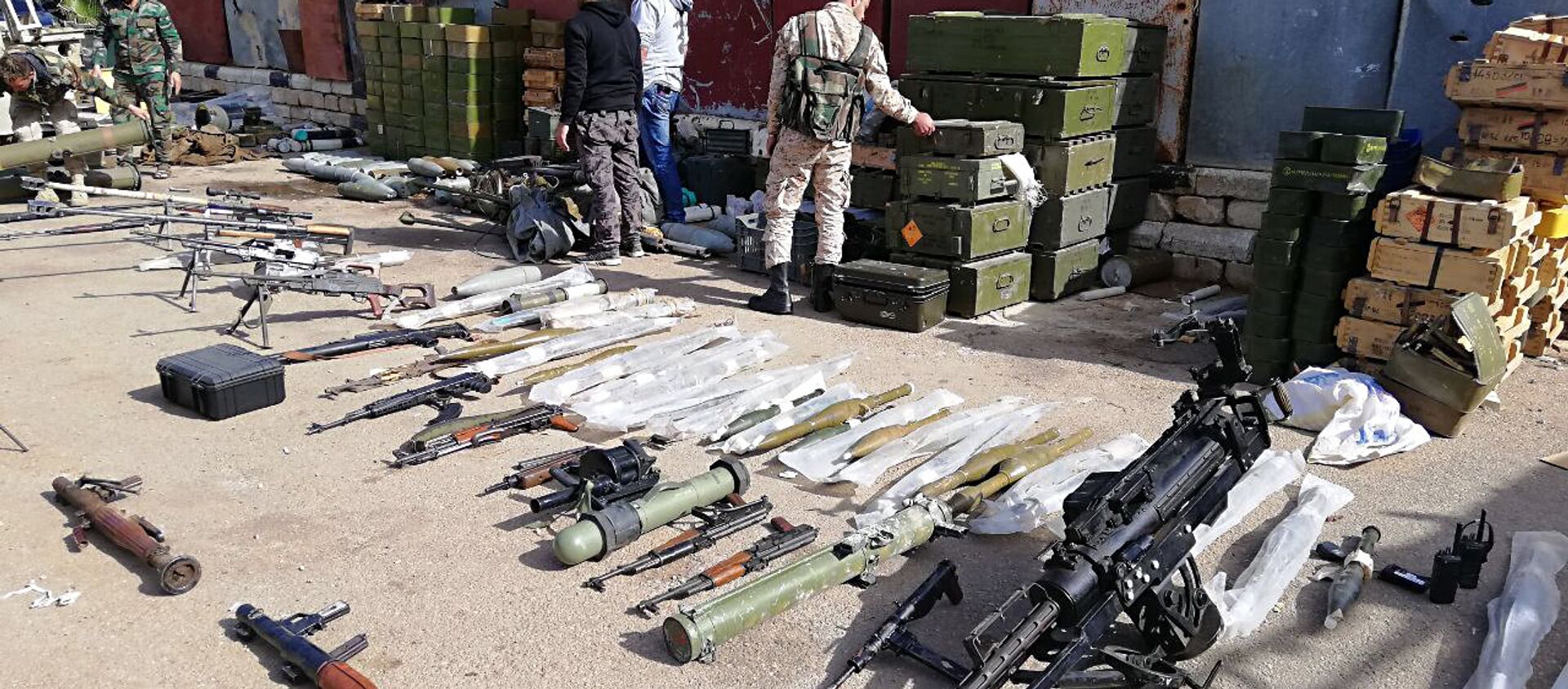 الجيش السوري يعثر على كميات كبيرة من أسلحة الإرهابيين، منها صواريخ أمريكية، في درعا - سبوتنيك عربي, 1920, 19.11.2018