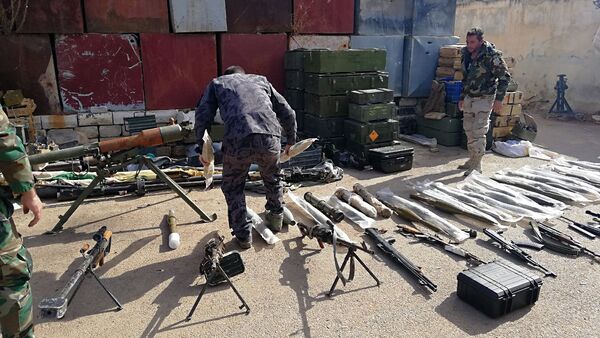 الجيش السوري يعثر على كميات كبيرة من أسلحة الإرهابيين، منها صواريخ أمريكية، في درعا - سبوتنيك عربي