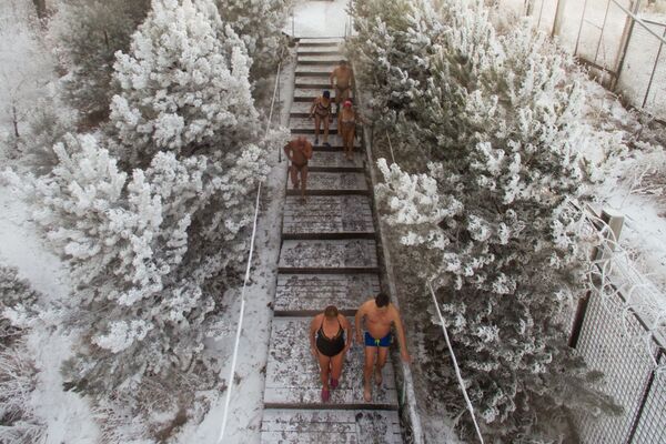 أعضاء نادي كريوفيل للسباحة الشتوية يفتتحون موسم السباحة الشتوية في نهر ينيسي - سبوتنيك عربي