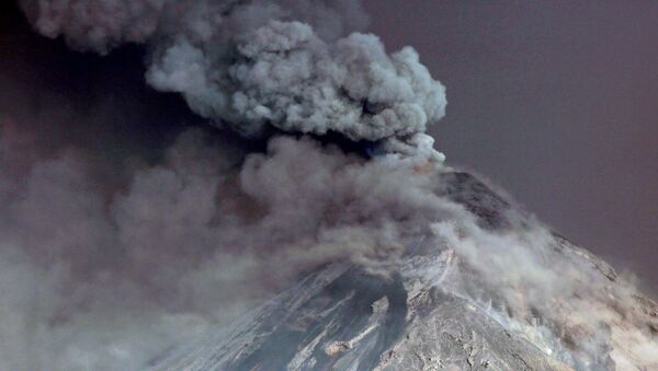 تصاعد الأبخرة من بركان فويغو في غواتيمالا، 19 نوفمبر/تشرين الثاني 2018 - سبوتنيك عربي