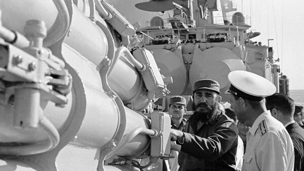 رئيس الوزراء الكوبي فيديل كاسترو يتفقد سفينة حربية سوفيتية (صورة ارشيفية) - سبوتنيك عربي