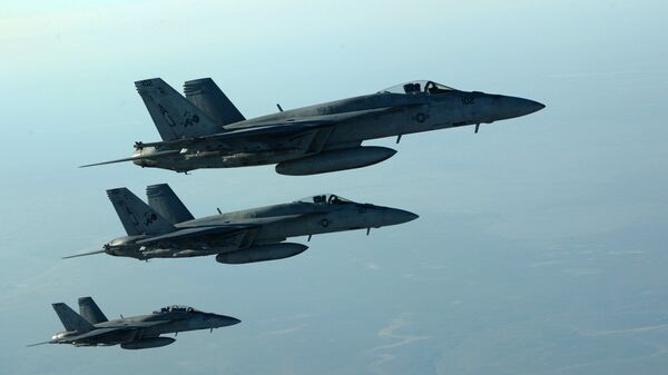 طيران التحالف الدولي - طائرات إف-18 ي (F-18E) الأمريكية بعد شن غارة جوية في العراق - سبوتنيك عربي