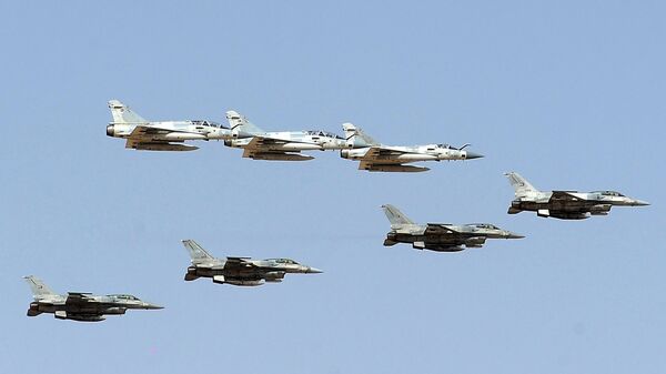 الجيش الإماراتي - طائرات ميراج 2000 وإف-16 التابعة لقوات الطيران الإماراتية خلال المناورات المشتركة مع القوات الفرنسية في صحراء أبو ظبي - سبوتنيك عربي