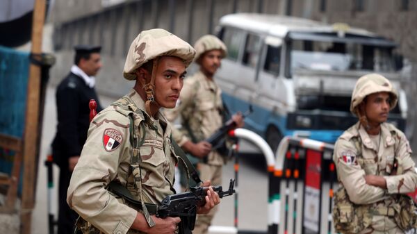  الجيش المصري - القوات المصرية - جنود مصريون خلال حراسة  مركز للشرطة خلال الانتخابات الرئاسية في القاهرة، 2018 - سبوتنيك عربي