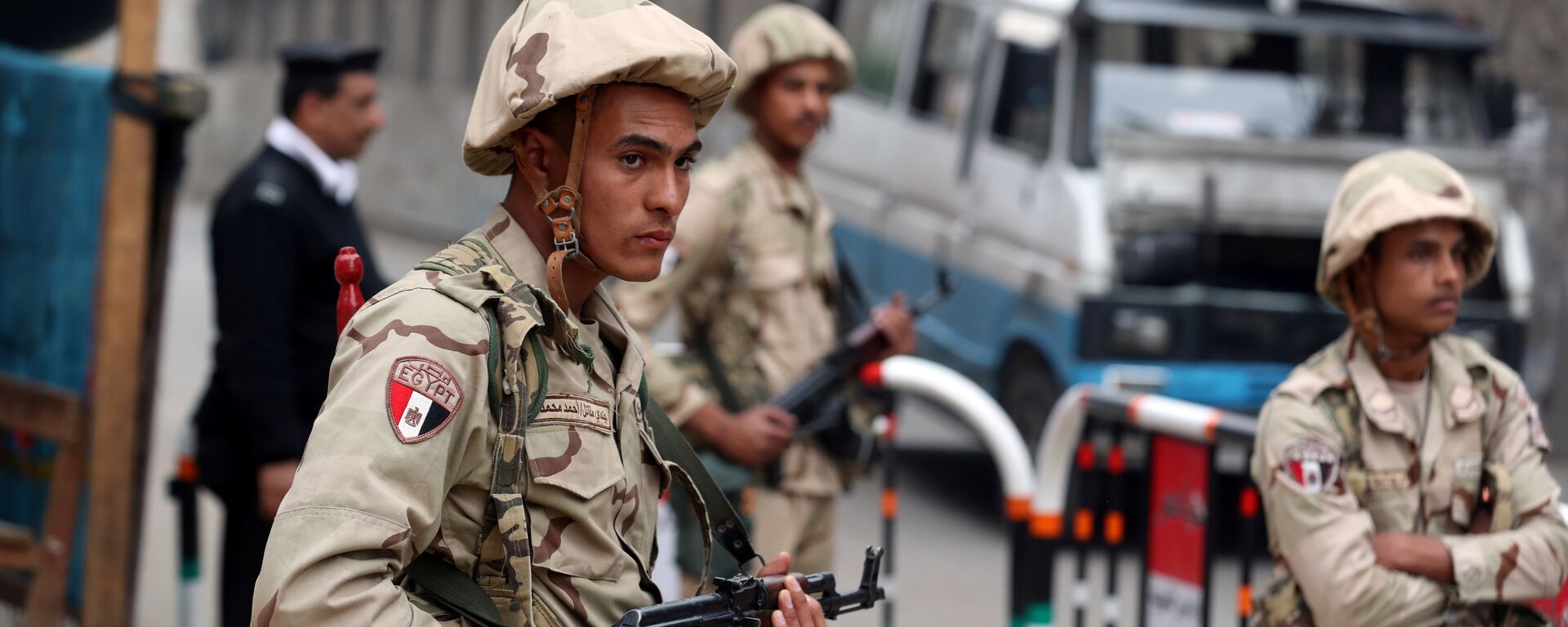  الجيش المصري - القوات المصرية - جنود مصريون خلال حراسة  مركز للشرطة خلال الانتخابات الرئاسية في القاهرة، 2018 - سبوتنيك عربي, 1920, 09.05.2021