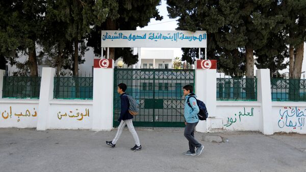 تلاميذ أمام مدرسة في تونس - سبوتنيك عربي