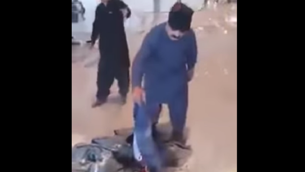 وزير باكستاني يشعل النار في حقائبه بمطار إسلام أباد - سبوتنيك عربي