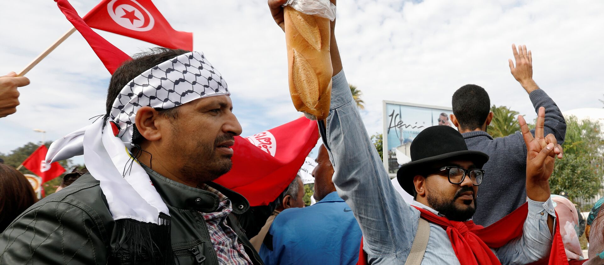 رجل يحمل الخبز أثناء احتجاج ضد رفض الحكومة رفع الأجور في تونس - سبوتنيك عربي, 1920, 10.05.2019