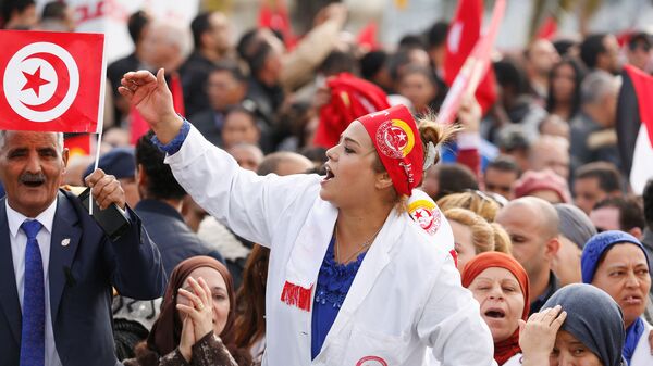 طبيبة تشارك في احتجاج على رفض الحكومة رفع الأجور في تونس العاصمة - سبوتنيك عربي