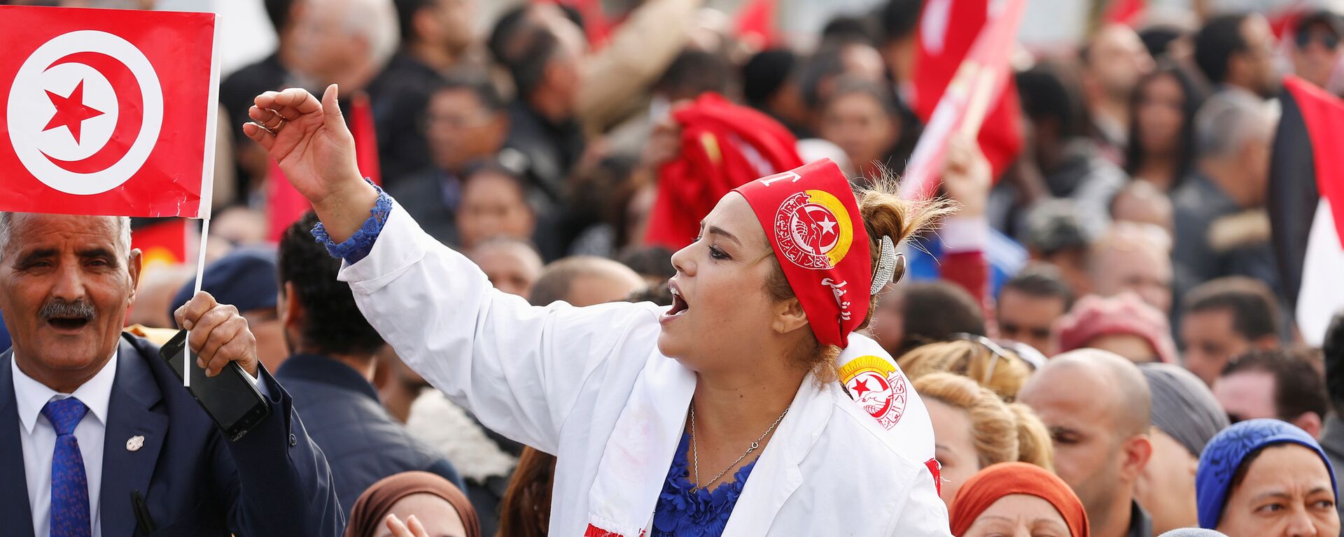 طبيبة تشارك في احتجاج على رفض الحكومة رفع الأجور في تونس العاصمة - سبوتنيك عربي, 1920, 05.03.2022