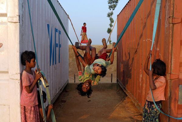 أطفال يلعبون في مخيم بالوخالي للاجئين قي مدينة كوكس بازار، بنغلادش 16 نوفمبر/ تشرين الثاني 2018 - سبوتنيك عربي